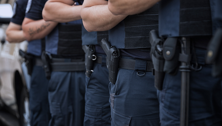 policias en fila explicando casos reales de atestados policiales clave